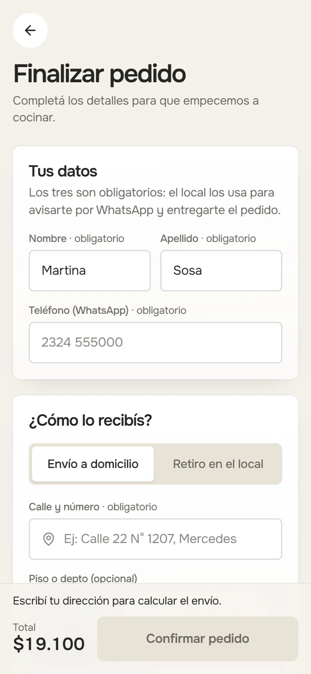 El checkout en el teléfono: los datos del cliente, envío o retiro, la forma de pago y el total